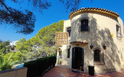 Beautiful Mediterranean villa with guest house and panoramic views.